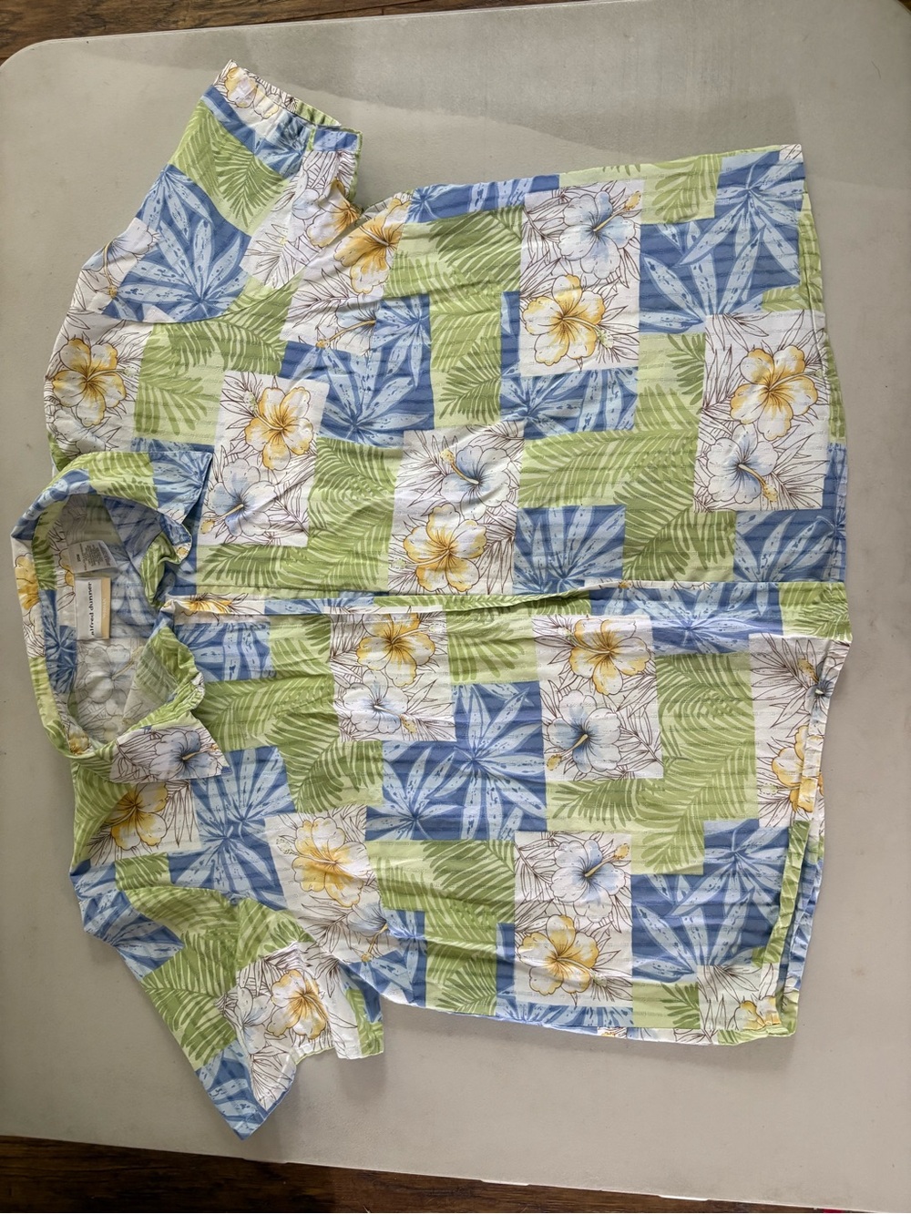 Vintage tropical Floral Button-Up Shirt in Green, Blue & White